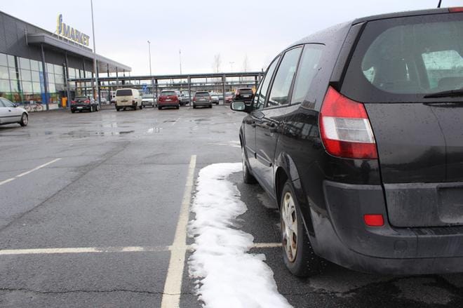 Tämä auto viipyi alavutelaisen kaupan paikoitusalueella pitkään, mutta nyt auto on siirretty pois. KUVA: REIJO HEIKKILÄ