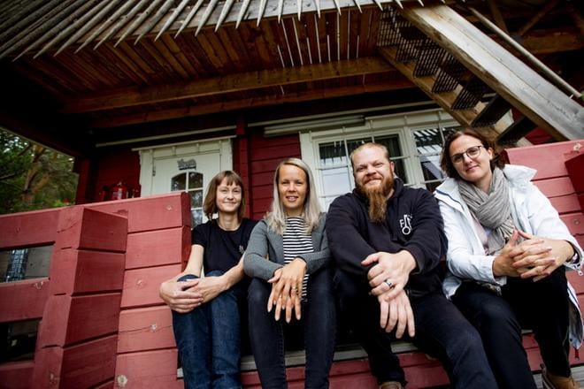 Merja Ilomäki, Emilia Uutela, Jere-Miikka Myllymäki ja Elina Järvinen muistuttavat, että kun yritys on näkyvillä monessa eri kanavassa, palvelut myös löydetään parhaiten. Ja kun esimerkiksi majoitusta etsivä asiakas löytää samasta osoitteesta myös alueen erilaiset aktiviteetit, hän todennäköisesti viipyy alueella pidempään. KUVA: JAAKKO ELENIUS