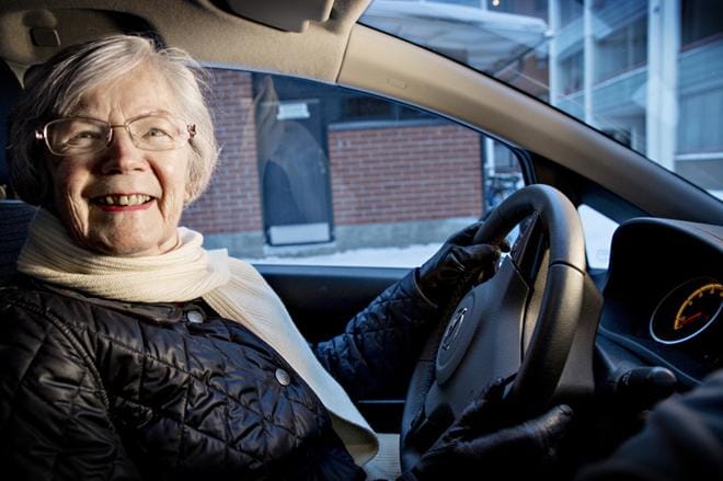 Eläkeläinen Liisa Ahola sanoo, että ajokortista luopuminen olisi hänelle kova pala. Nykyisin hän ajaa enää alle sadan kilometrin matkoja.