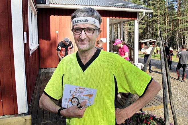 Kauhajoen Karhun Harri Laine haki huhtikuussa vauhtia Jukolan viestiin veteraanien MM-kisoista Uudesta-Seelannista, jossa hän oli parhaimmillaan 11. H 65 sarjassa, jossa oli mukana 210 osanottajaa. Kuvassa mies Teuvan iltarasteilla Pappilankankaalla. KUVA: HANNU LUSA