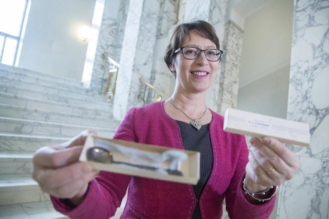 Kristillisdemokraattien puheenjohtaja Sari Essayah esittelee elämänsä ensimmäistä urheilupalkintoa. KUVA: COM.PIC / MAURI RATILAINEN