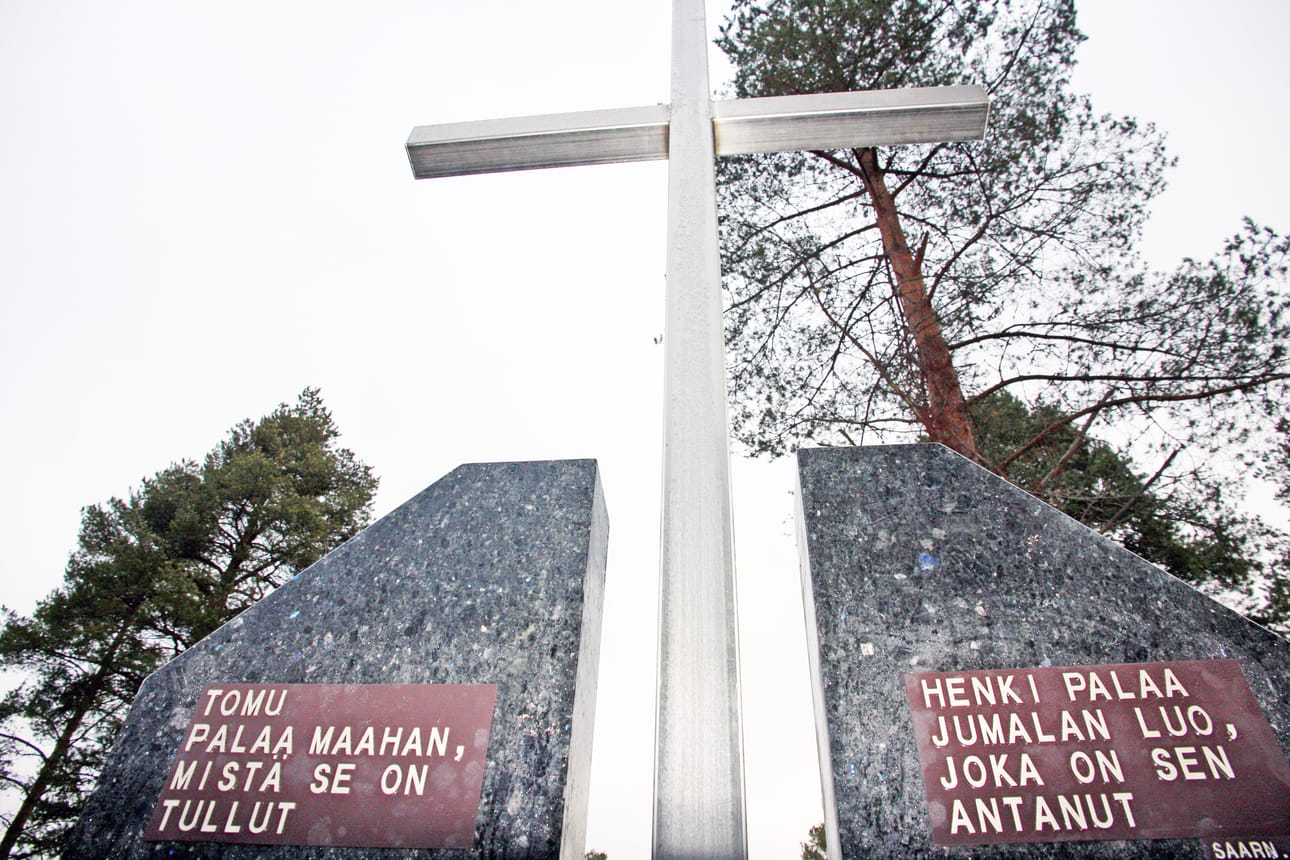 Arkkitehti Ritva-Liisa Pihlajan suunnittelema uurnalehto siunattiin käyttöönsä Pyhäinpäiänä.