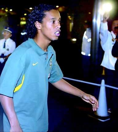 Hyvä vai ei? Brasilian Ronaldinho on ihastuttanut katsojia. Kaikki eivät kuitenkaan ole vakuuttuneita miehen kyvyistä.