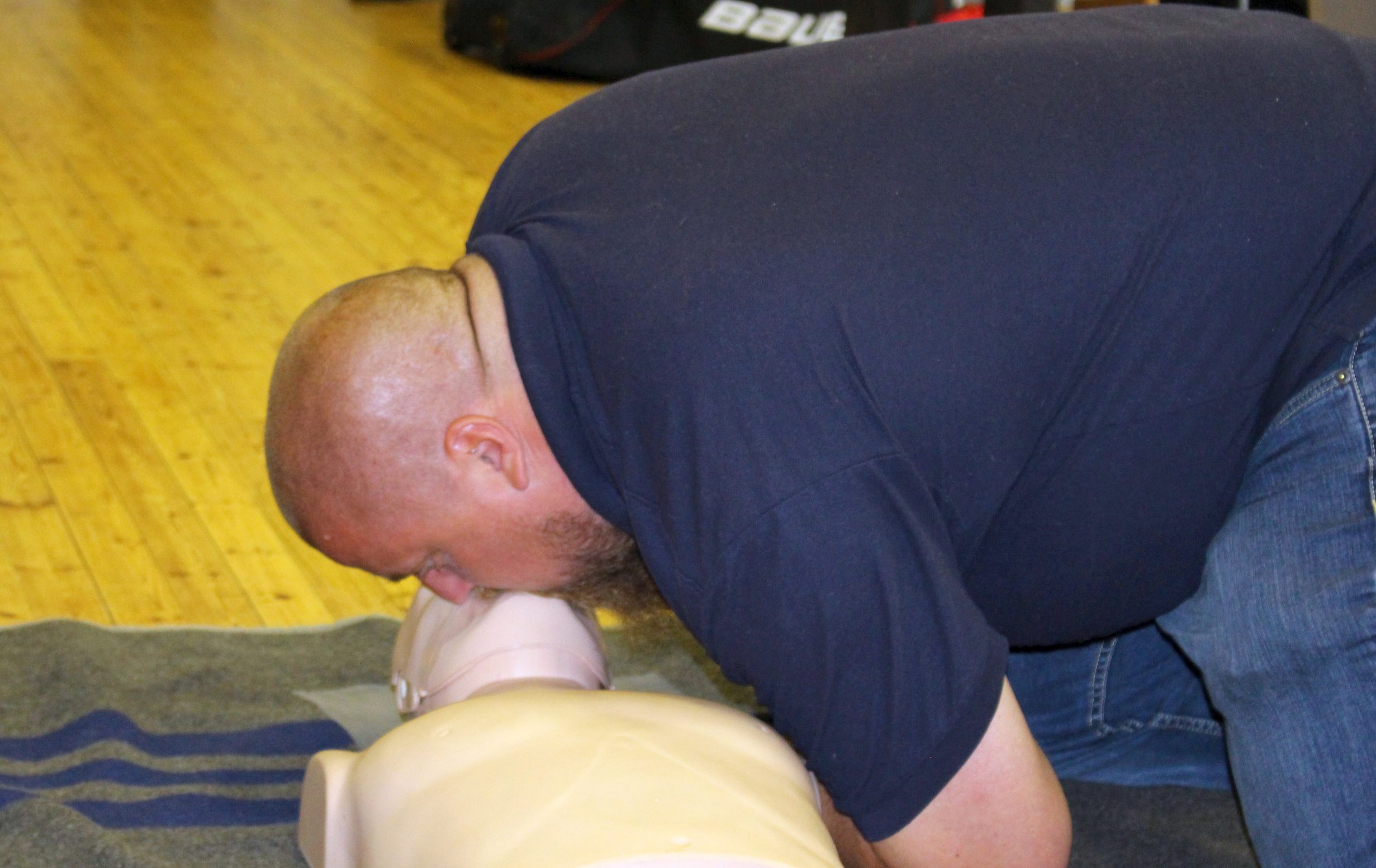 Raine Niinimaa näytti, kuinka painelu- ja puhalluselvytys tehdään oikeaoppisesti.