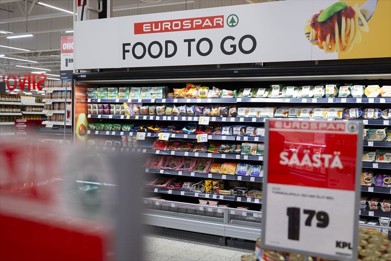 Tokmannin tiedotteen mukaan kaikissa Suomen Tokmanni-myymälöissä ja Eurospar-supermarketeissa on myynnissä jo liki kaksisataa erilaista SPAR-brändin päivittäistavaratuotetta. Kuva on Ylöjärven supermarketista.