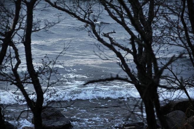 Aapeli-myrsky intoutui merialueilla paikoin hirmumyrskylukemiin. Ennätyksellisen rajut puhurit ja puiden kaatuminen sähkölinjojen päälle katkaisivat muun muassa junaliikenteen Seinäjoen ja Vaasan välillä.