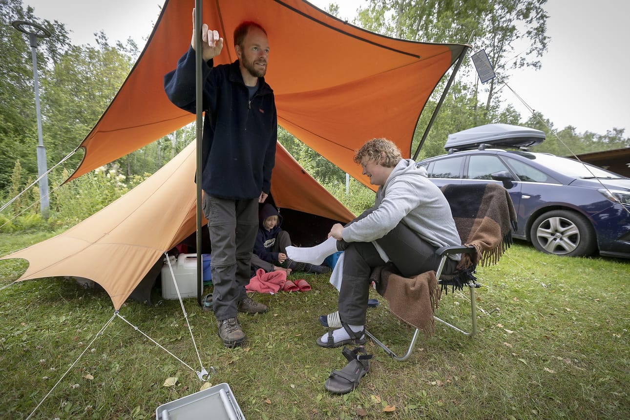 Sven Debetz, Else Stevens, 10-vuotias Jonne Debetz sekä 8- ja 13-vuotiaat pojat aikovat telttailla Oulussa 3–4 päivää ja tavata ystäviään. – Jos tulee kylmä, keksitään jotain aktiviteettia.