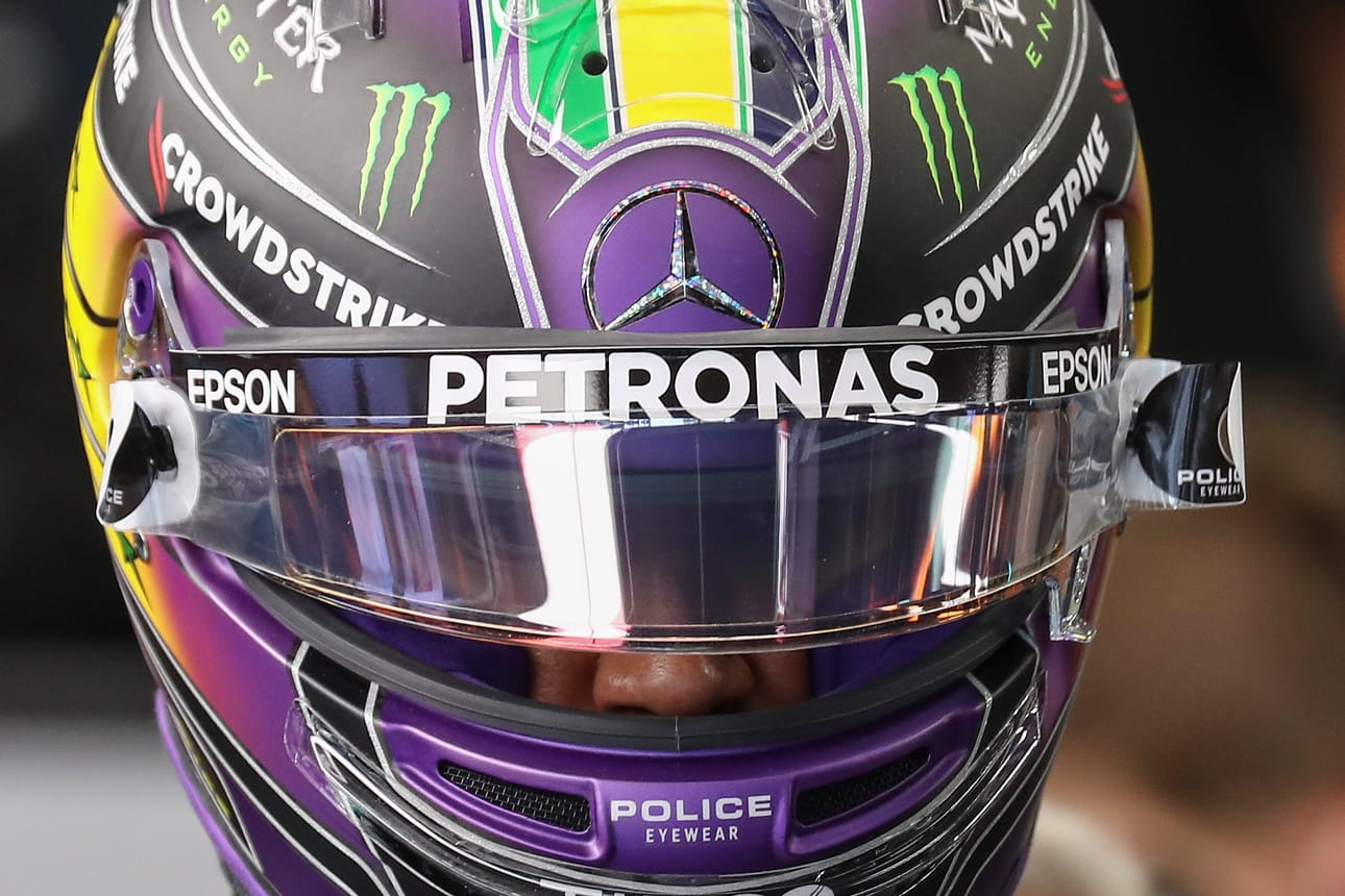 Lewis Hamilton passitetaa sprinttikisan lähdössä joukon jatkoksi.