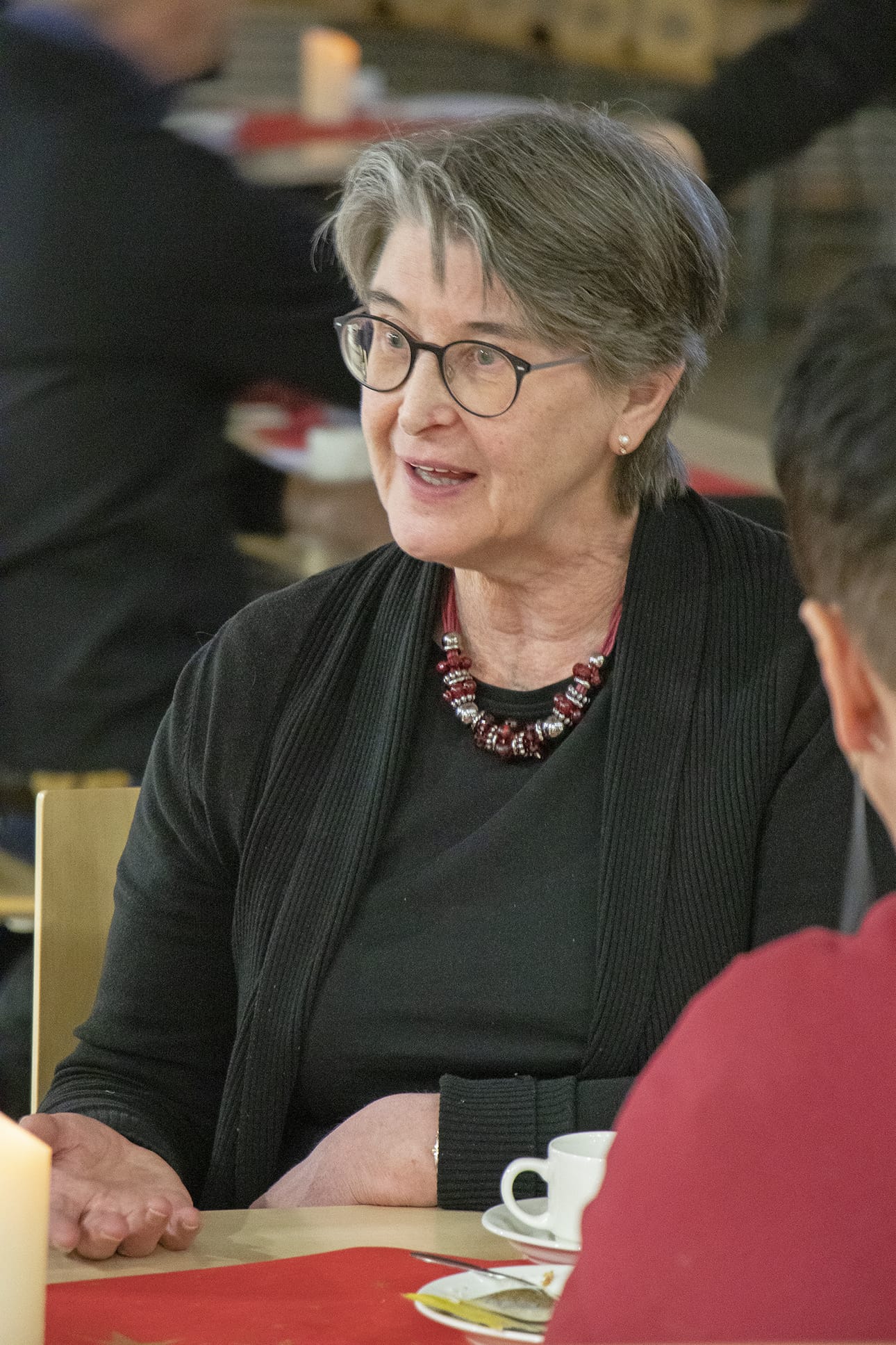Hyvinvointipäällikkö Anna-Liisa Karppinen keskusteli muiden viranhaltijoiden kanssa ennen valtuuston kokousta.