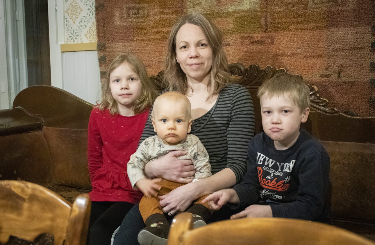 Harrastuksista palanneet Iiris ja Kaarlo tervehtivät päiväunilta herännyttä Johanna Rahkon sylissä olevaa Jaakoa.