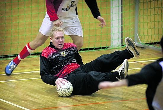 Tuki ja turva. Maalivahti Juho Keskinen on liimanäppi.