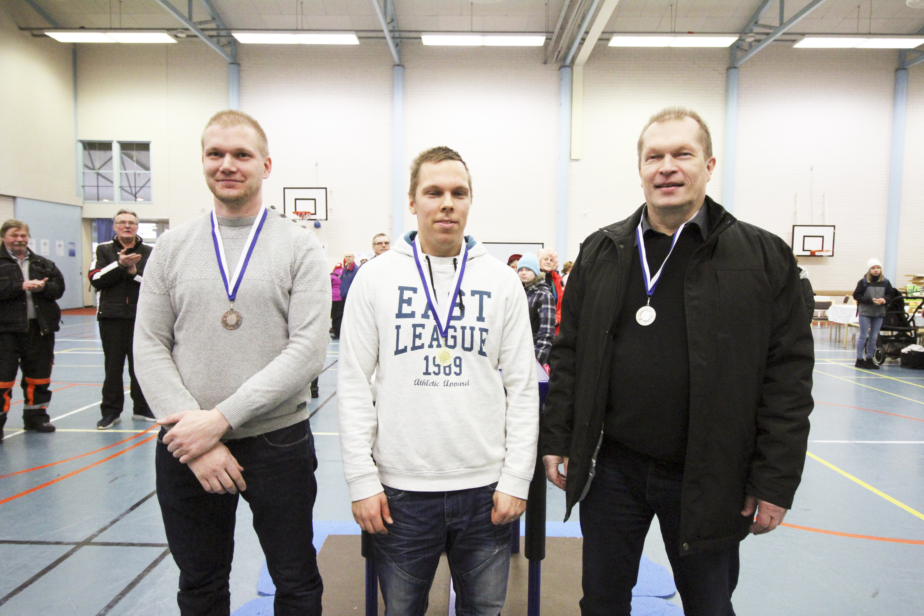 Miesten sarjan kolmas oli Kimmo Hirvasniemi (vasemmalla). Voittaja Markus Lempinen keskellä ja oikealla hopeaa vääntänyt Kalle Heikkinen.