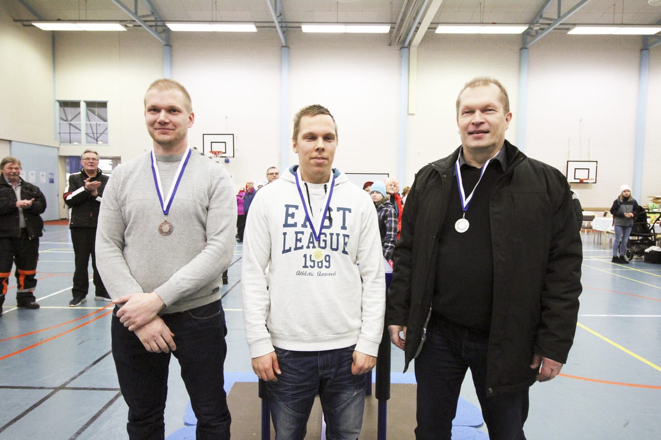 Miesten sarjan kolmas oli Kimmo Hirvasniemi (vasemmalla). Voittaja Markus Lempinen keskellä ja oikealla hopeaa vääntänyt Kalle Heikkinen.