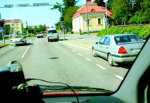 Pois pois paloauton tieltä. Autoilijat osaavat yleensä hyvin väistää hälytysajossa olevaa palo- tai poliisiautoa. Väistävä ajoneuvo voikin tarvittaessa ajaa vaikka jalkakäytävälle tai risteyksessä läpi punaisten turvatakseen hälytysneuvon mahdollisimman nopea ajon, mutta muiden tielläliikkujien turvalllisuutta ei väistöliikkeellä saa silti vaarantaa.