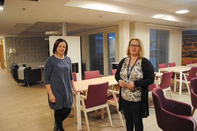 Attendon Pohjanmaan palvelupäällikkö Anna Rantala (vas.) ja hoivakodin johtaja Anne Saari esittelivät Pelimannin tiloja tammikuun alussa. KUVA: EEVA-LIISA KULJU