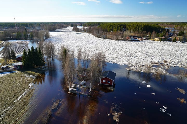 Tältä Kiiminkijoella näytti maanantaina. Jäät seisovat paikoillaan yhä.
