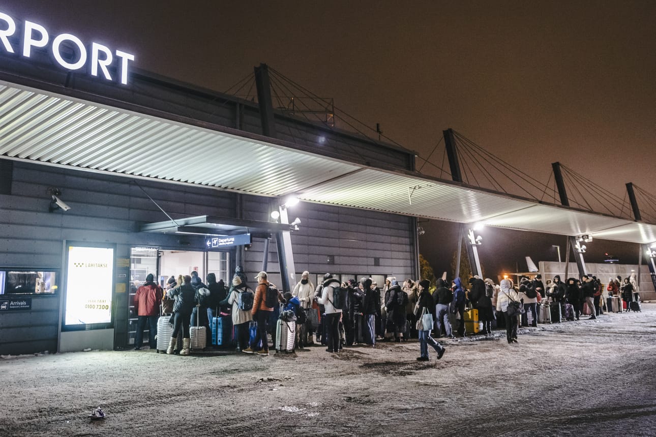 Osa matkustajista joutui odottamaan ulkona.