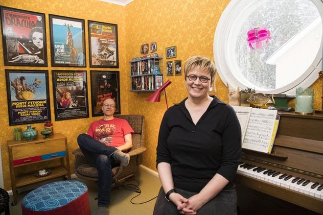 Aino Havukainen ja Sami Toivonen asuvat Sastamalassa lastenkirjailija Mauri Kunnaksen lapsuuskodissa. KUVA: Jukka Ritola