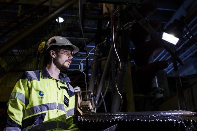 Koetehtaan päällikkö Arno Kirpala tärypöydän äärellä. Painovoiman käyttö on vanha rikastusmenetelmä. Esimerkiksi kullan tärypöytä täryttää omaksi vanakseen malmista. KUVA: Silja Viitala