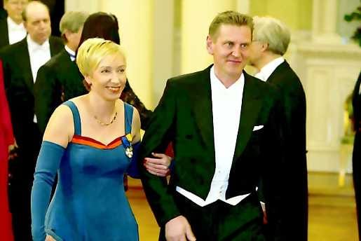 Odotettu hetki. Presidentti Tarja Halosen ja valiokuntaneuvos Pentti Arajärven ensimmäiset pyörähdykset.