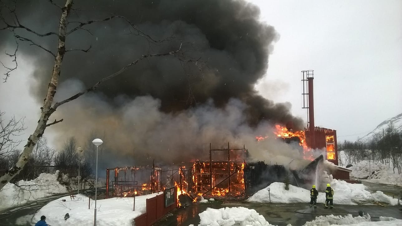 Kilpisjärven koulu sekä useat muut monitoimitalon tilat tuhoutuivat palossa viime viikonloppuna. Palo sai alkunsa rakennuksen viereen pysäköidystä asuntoautosta.
