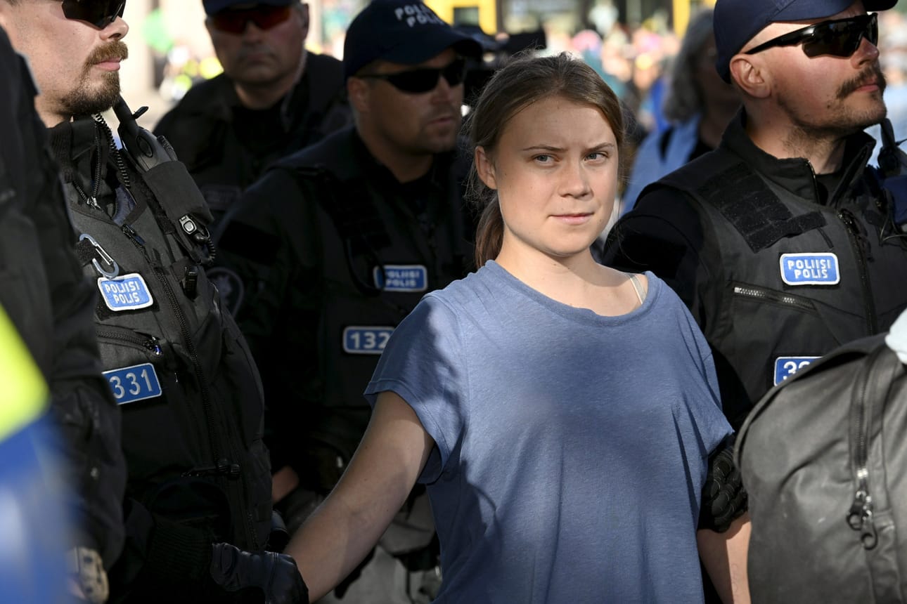 Poliisi vei Greta Thunbergin pois Mannerheimintieltä Elokapinan mielenosoituksesta. LEHTIKUVA / Mikko Stig