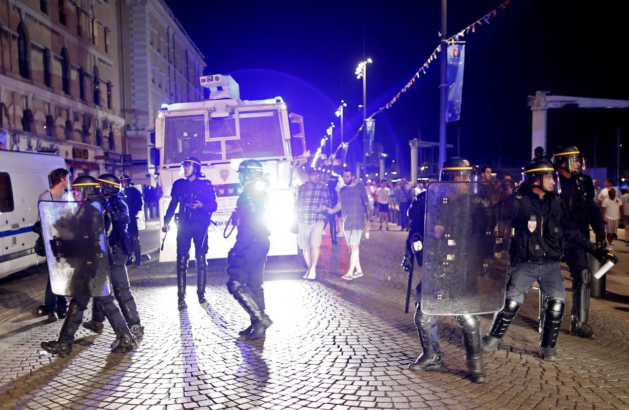 Poliisi joutui käyttämään kyynelkaasua fanien välisten tappeluiden hajottamiseen Marseillessa.