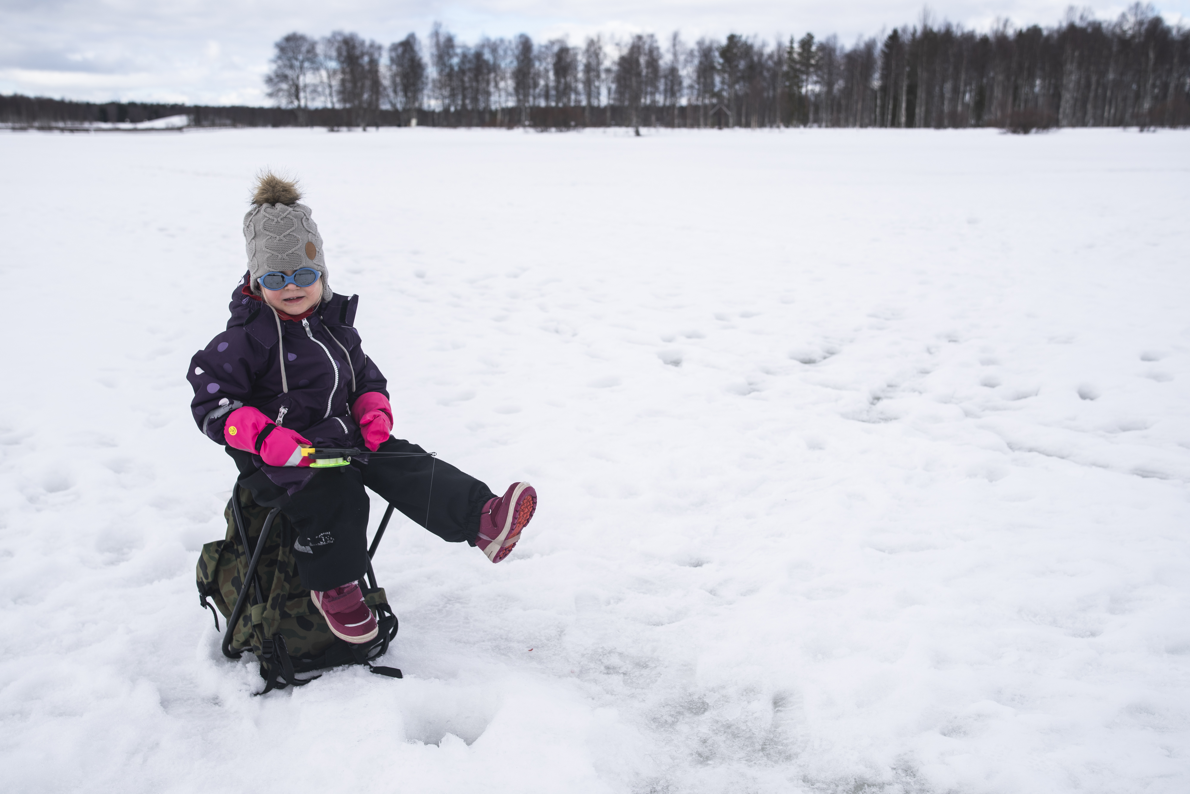 Sylvi, 3, nosti ensimmäisen kalansa Kuusamojärvestä – Pilkille mielii nyt moni, sillä jäällä riittää tilaa ilman ihmisjoukkoja