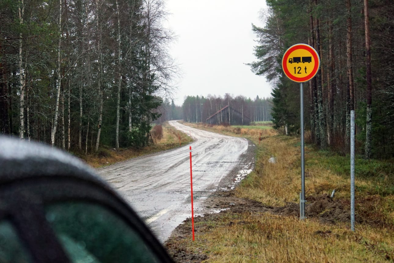 Kevät näkyy jo sorateillä. Mankilan ja Saarikosken välillä kulkevalle Nevalankankaantielle on asetettu toistaiseksi 12 tonnin painorajoitus.