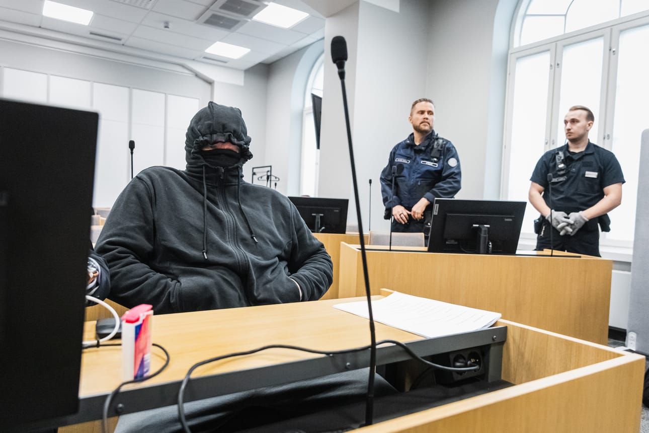 Tiukasti huputettuna esiintynyttä henkirikoksesta epäiltyä Mika Moringia kuullaan Pohjois-Savon käräjäoikeudessa perjantaina.