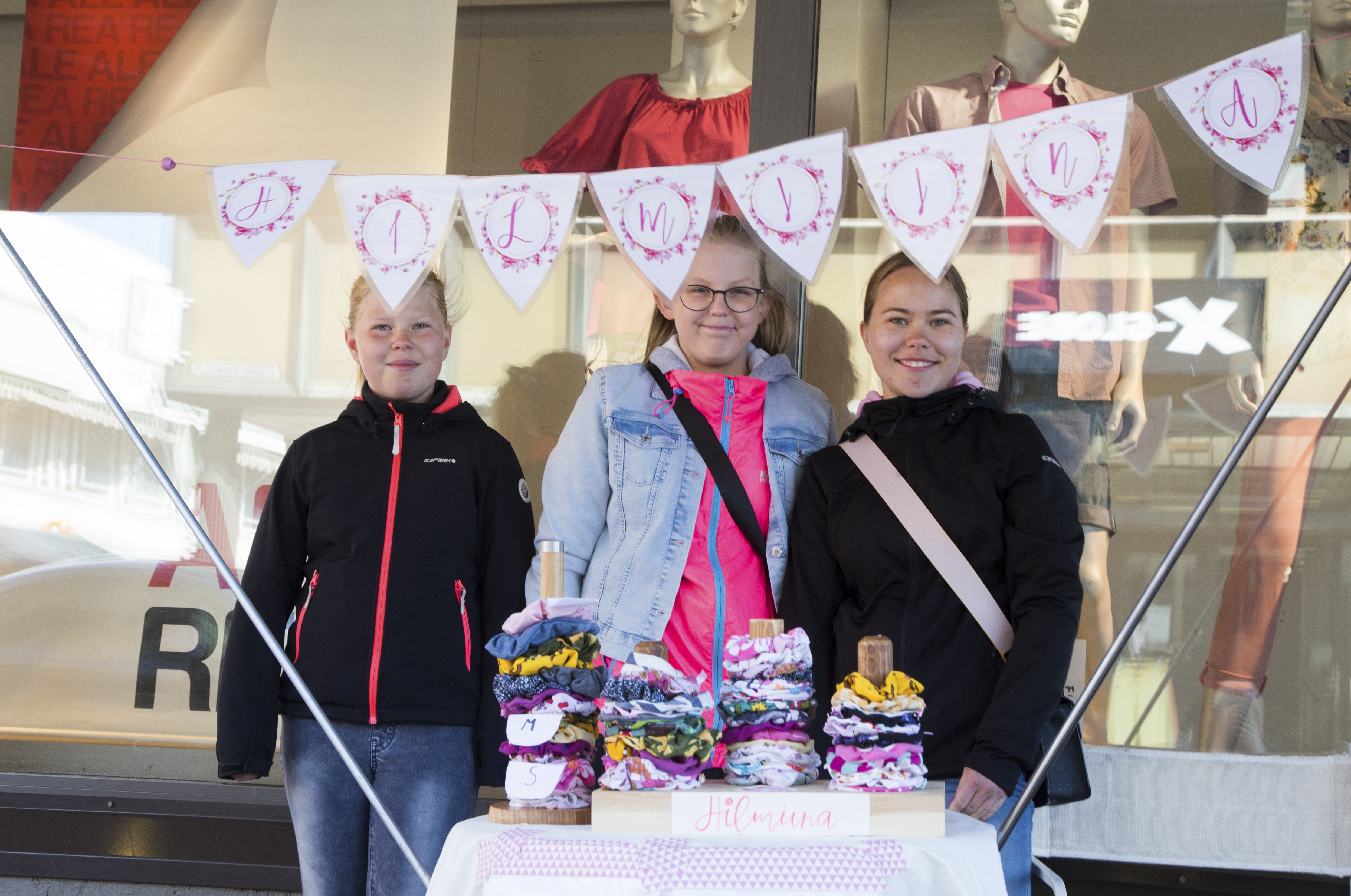 Iina Heikkilä oli tullut serkkujensa Saaka ja Santra Heikkilän kanssa myymään itse tekemiään hiusdonitseja.