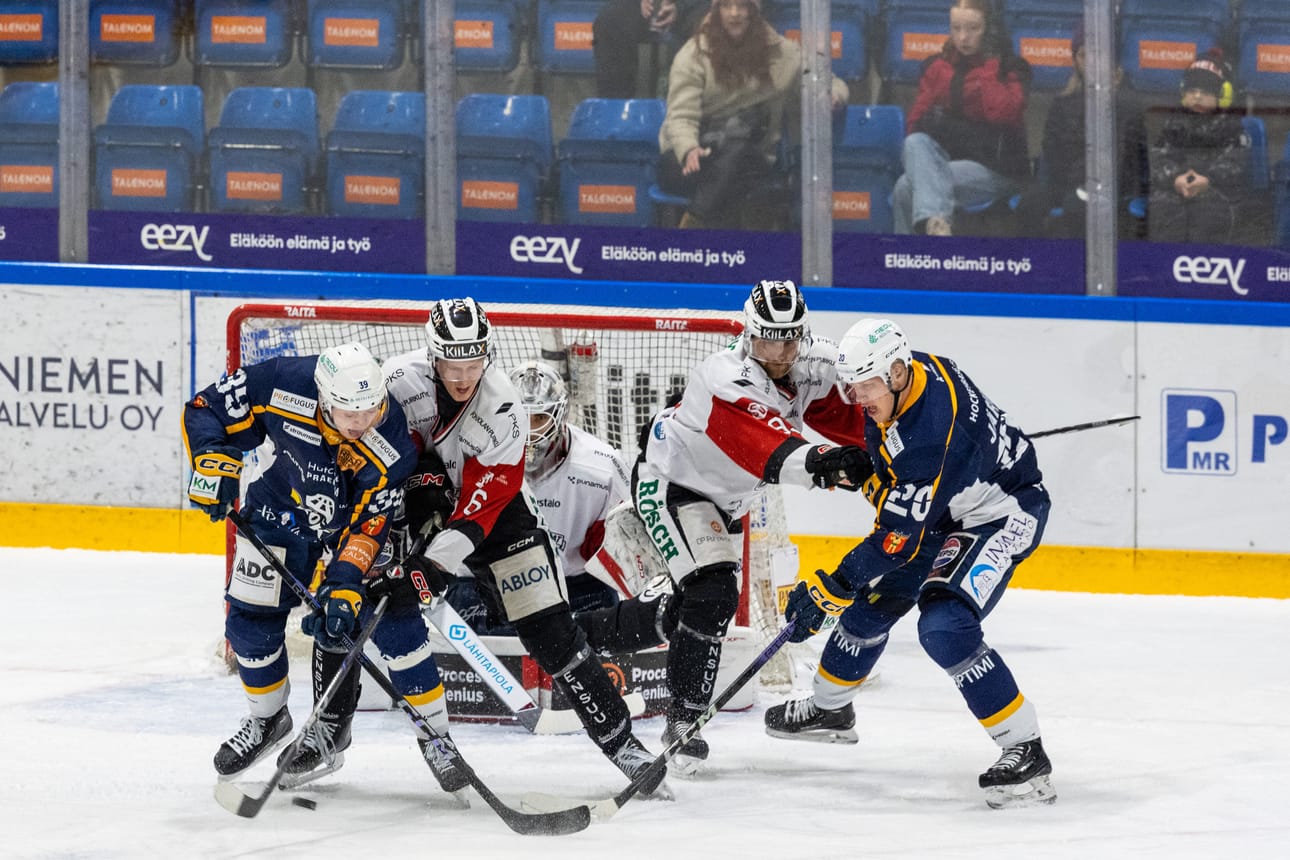 Eero Niemi (vas) ja Juho Järvelä saivat juonittua RoKille maaleja. Niemi teki kolme, Järvelä syötti kaksi.