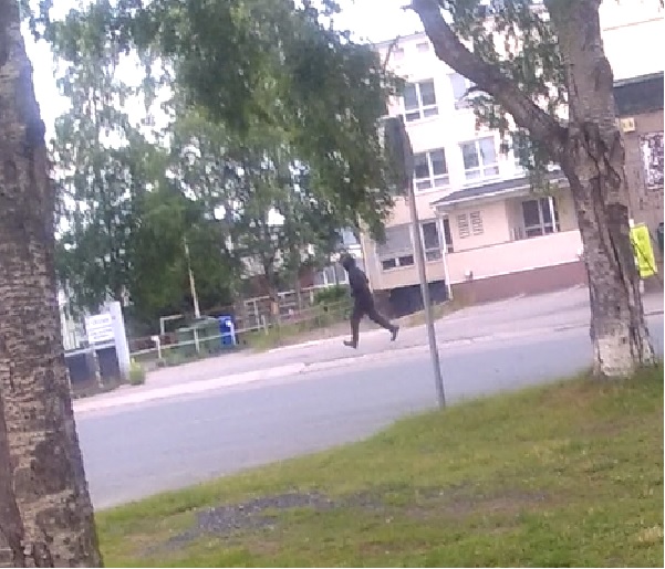 Tekijä oli pukeutunut tummiin vaatteisiin.