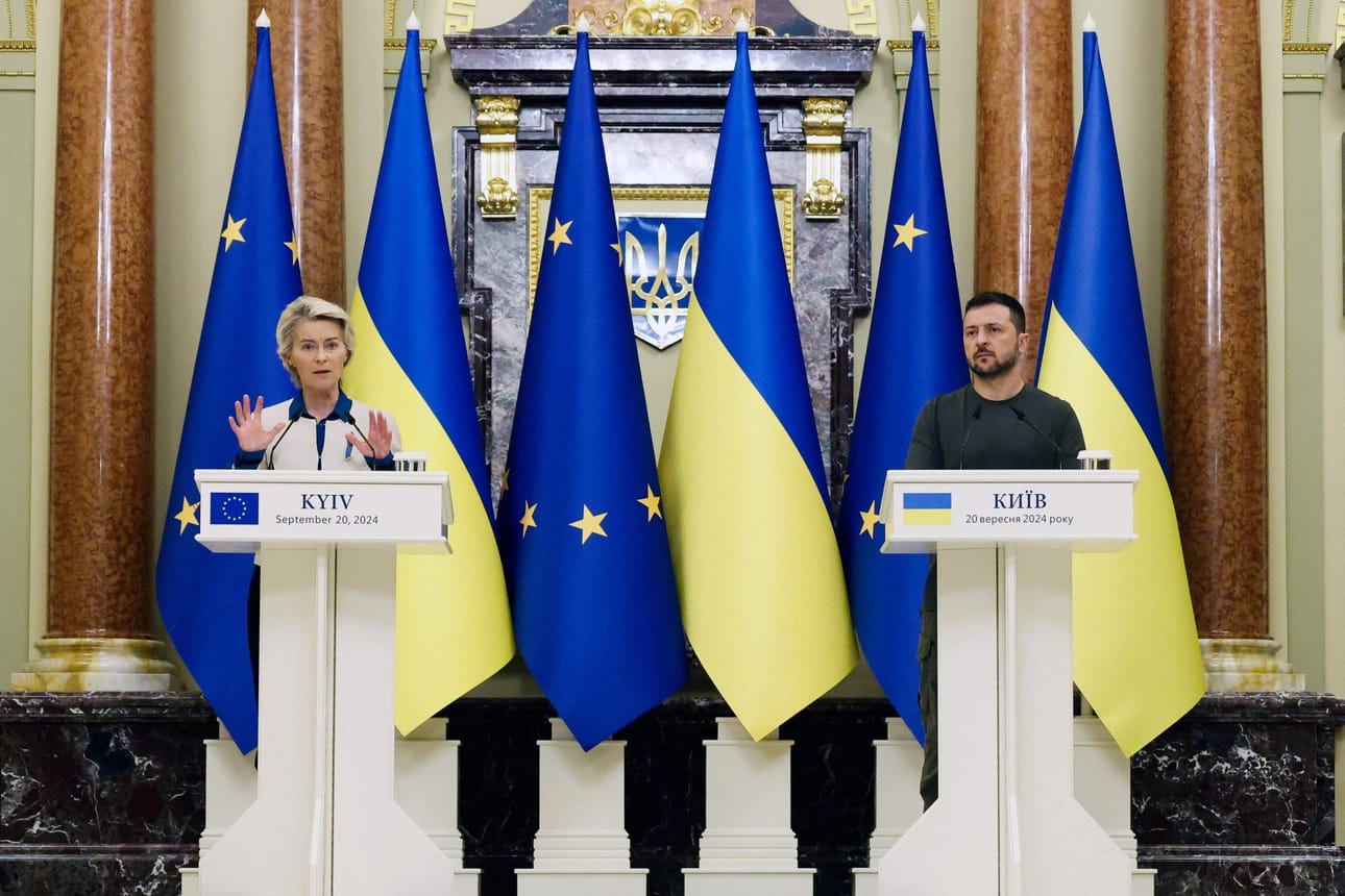 Euroopan komission puheenjohtaja Ursula von der Leyen ja Ukrainan presidentti Volodymyr Zelenskyi pitivät yhteisen lehdistötilaisuuden Kiovassa perjantaina. LEHTIKUVA/AFP