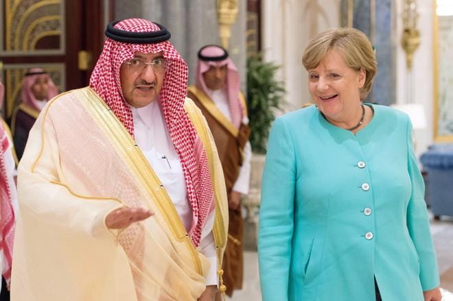 Saksan liittokansleri Angela Merkel tapasi maanantaina Saudi-Arabian-vierailullaan kruununprinssi Muhammed bin Nayefin. Merkel oli pukeutunut länsimaisittain. KUVA: EPA