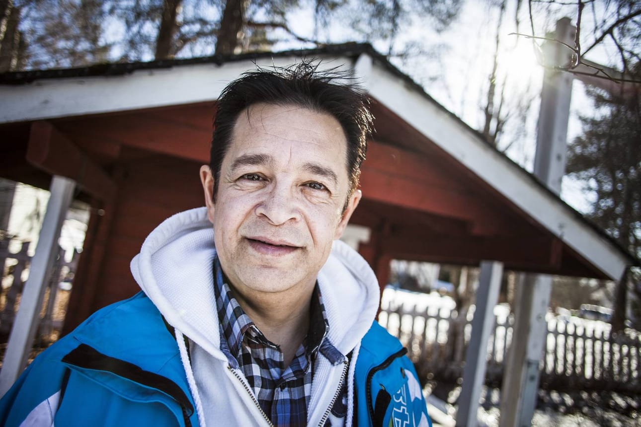 Monitoimimies. Näytttelijä ja tuottaja Hannu Friman on pikkujoulujen aikaan monessa esityksessä mukana tavalla tai toisella, esimerkiksi ravintola Valdemarin Vuosikymmenien Pikkujouluiltamissa.