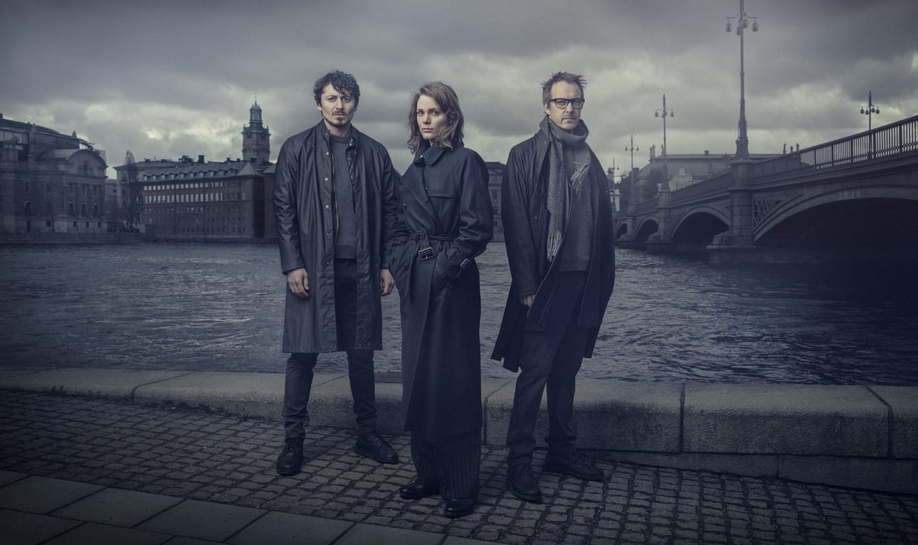 Alexej Manvelov (vas.), Liv Mjönes ja Jonas Karlsson ovat Peder Rydh, Fredrika Bergman ja Alex Recht Nordic C Moren rikossarjassa.