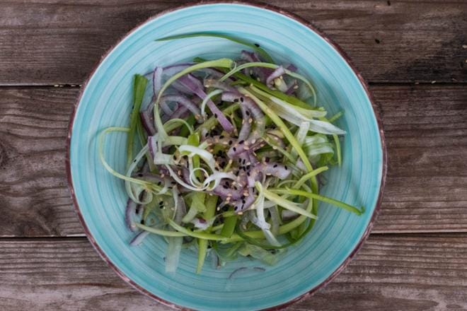 Japchae eli paistetut nuudelit sopivat myös vegaanille. Lihansyöjän version saat, kun paistat mukaan ohuita naudansiivuja. KUVA: NANNA RINTALA