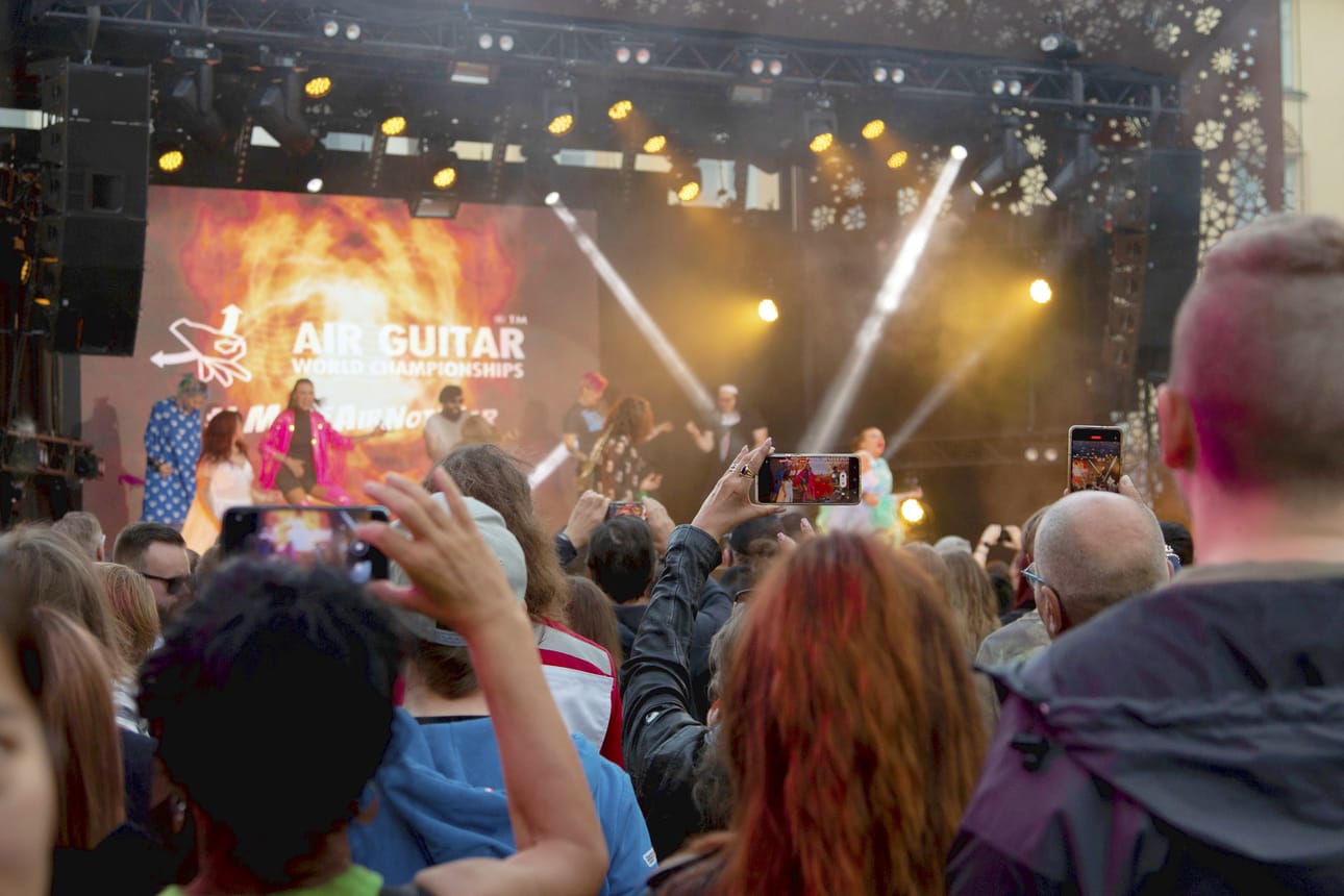 Ilmakitaransoiton MM-kisojen finaalin yleisöä Rotuaarilla.