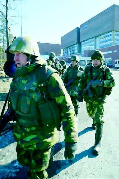 Ei tekemistä sodan kanssa. Puolustusvoimat harjoitteli asutuskeskustaistelua Helsingin Pasilassa torstaina. Myös poliisi osallistui harjoitukseen.
