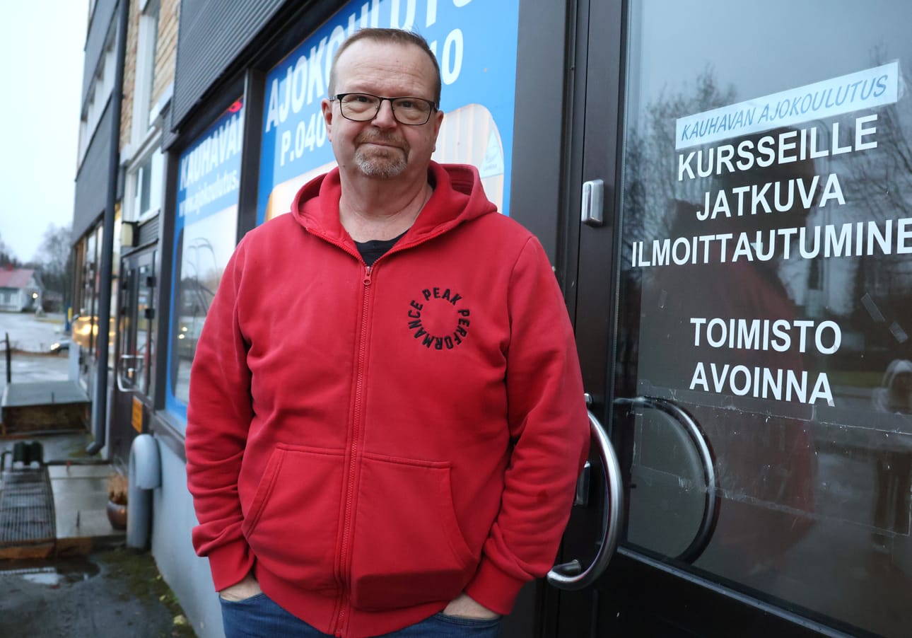 Suomen Autokoululiiton puheenjohtaja Timo Suominen on kirjelmöinyt kahdelle ministerille ja palaveeraa Traficomin edustajan kanssa.