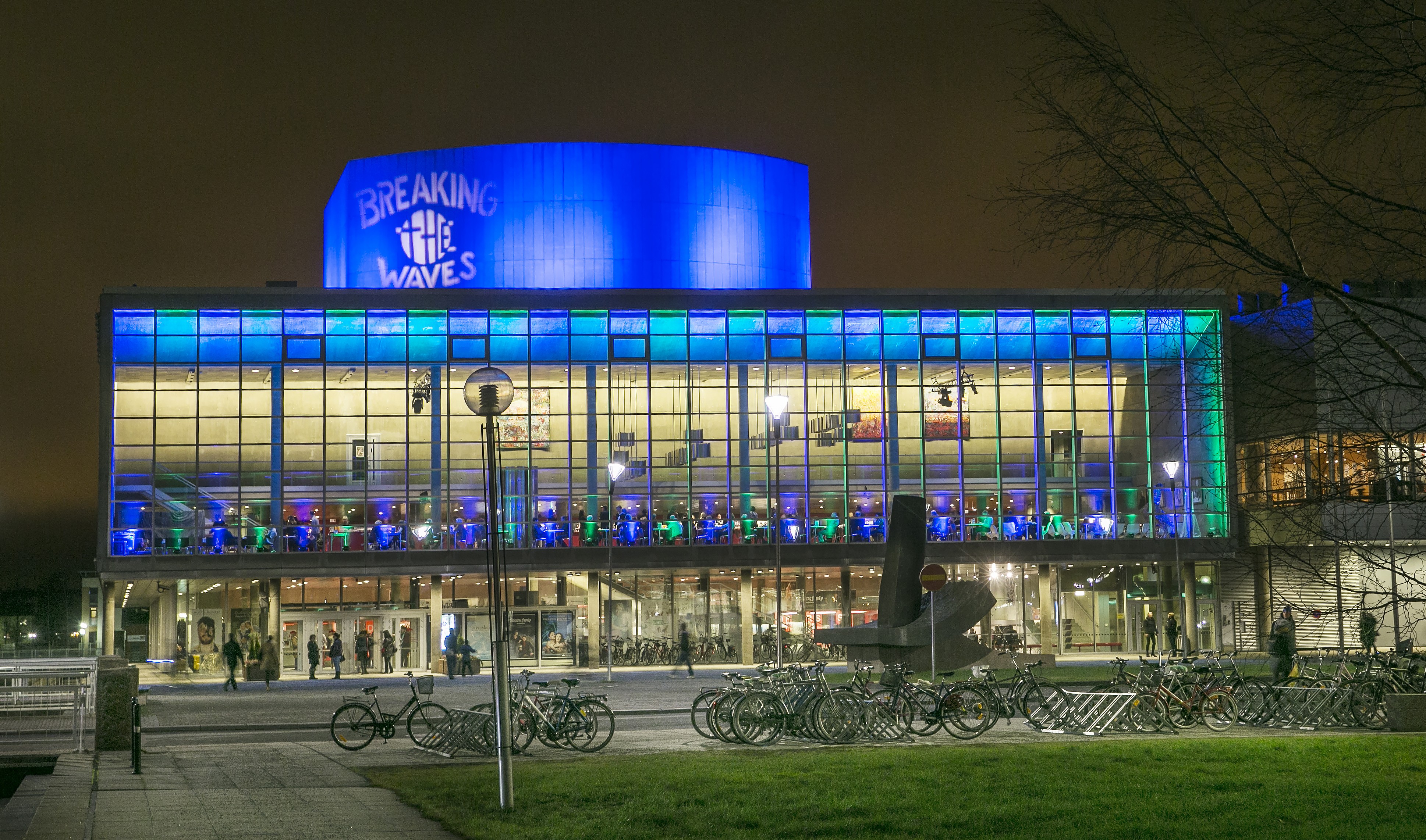 Kari Kolan teos Fuusio valaisi Oulun kaupunginteatterin vuoden 2015 Lumo-valotaidefestivaalilla. Teatterin markkinointinimi muuttuu nyt Oulun teatteriksi.