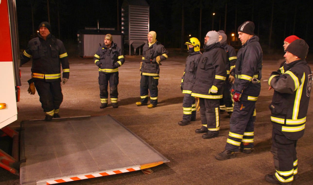 Pulkkilan hälytys- ja naisosaston jäsenet pääsivät tutustumaan harjoituksissaan Haapajärven aseman varustukseen kuuluvaan raivausautoon. Autoa esitteli kalustonhoitaja Jorma Multala.
