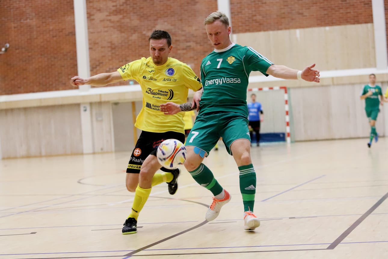 AS Moon ja FC Kiisto väänsivät kovaa jokaisessa tilanteessa. Kuvassa pallosta taistelevat AS Moonin Janne Hämeenkorpi ja FC Kiiston Toni Pylkkänen.