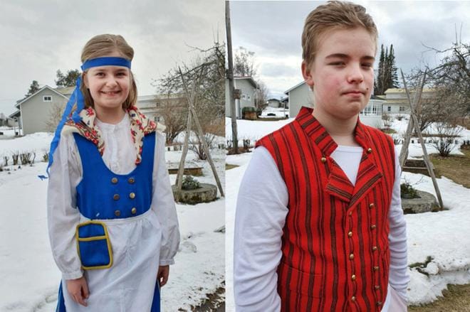 Laura ja Jaakko Mikkonen esittelivät Nuorisoseuran kirpparipäivässä hyväkuntoisia kansallispukuja, joita on yhä myytävänä. KUVA: ELINA MIKKONEN