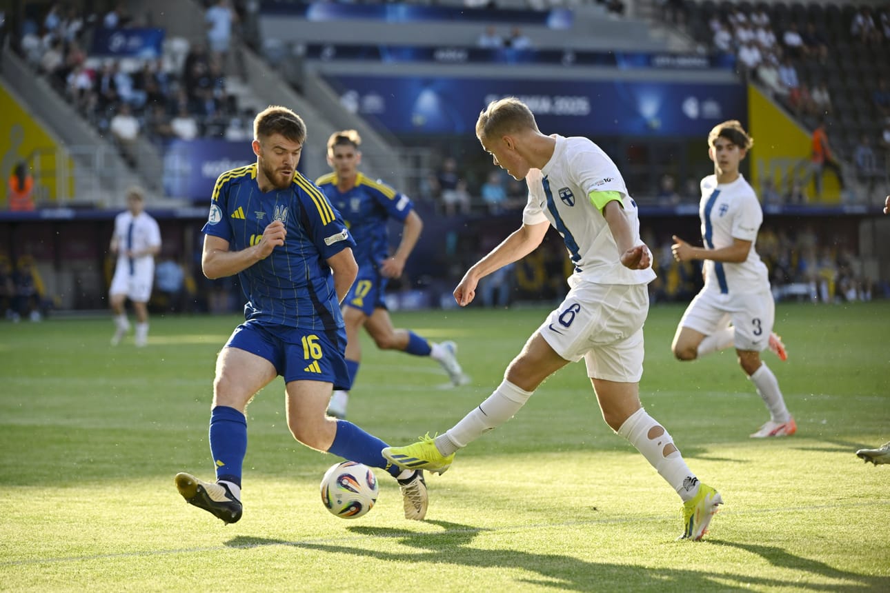 Suomen Santeri Väänänen ja Ukrainan Arseniy Batagov taistelivat pallosta sunnuntai-illan ottelussa. LEHTIKUVA / ANTTI AIMO-KOIVISTO