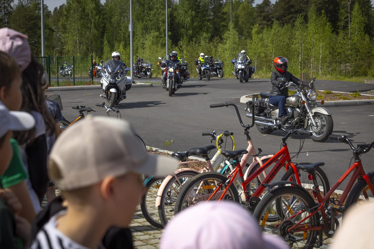 Lapset olivat vastaanottamassa, kun yli 60 moottoripyörää rullasi Kärjen koulun pihaan perjantaina.