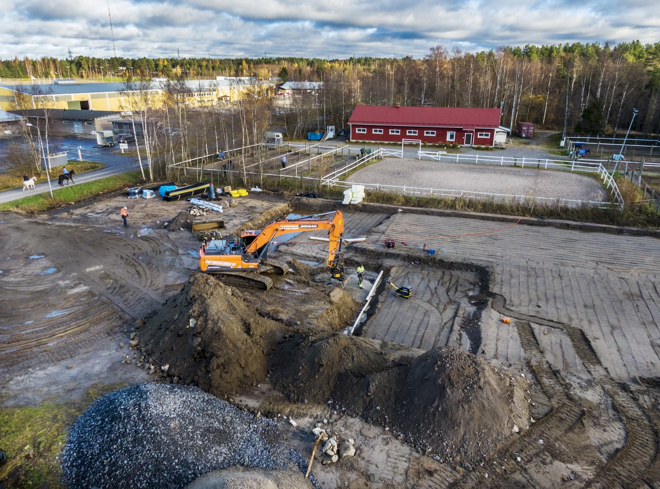 Oulun kaupungin omistamalta tontilta löytyi rakennusjätteitä Äimärautiolla.