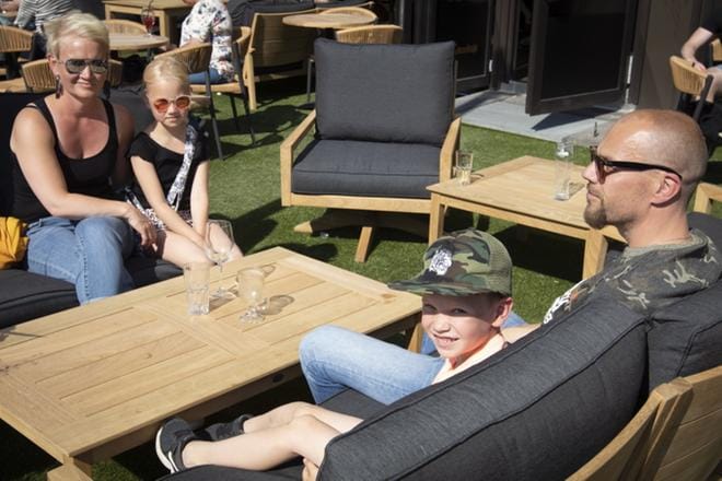 Heli, Hilla, Nuutti ja Esko Rämäkkö viettivät aurinkoista iltapäivää Seinäjoen torin laidalla jo jonkin aikaa auki olleessa Vekselissä. KUVAT: HANNU PUROLA