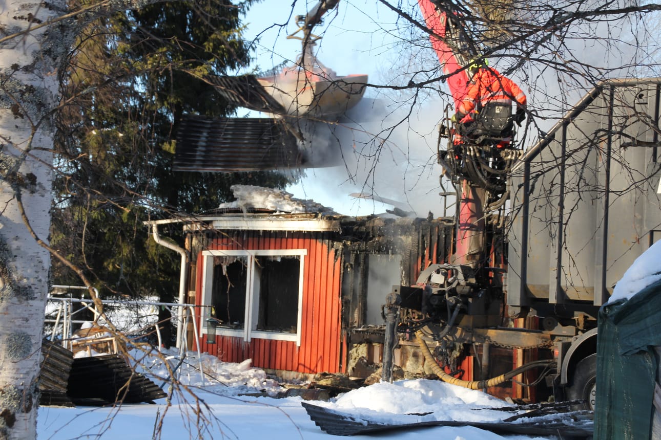 Omakotitalon katto romahti tulipalon vuoksi.